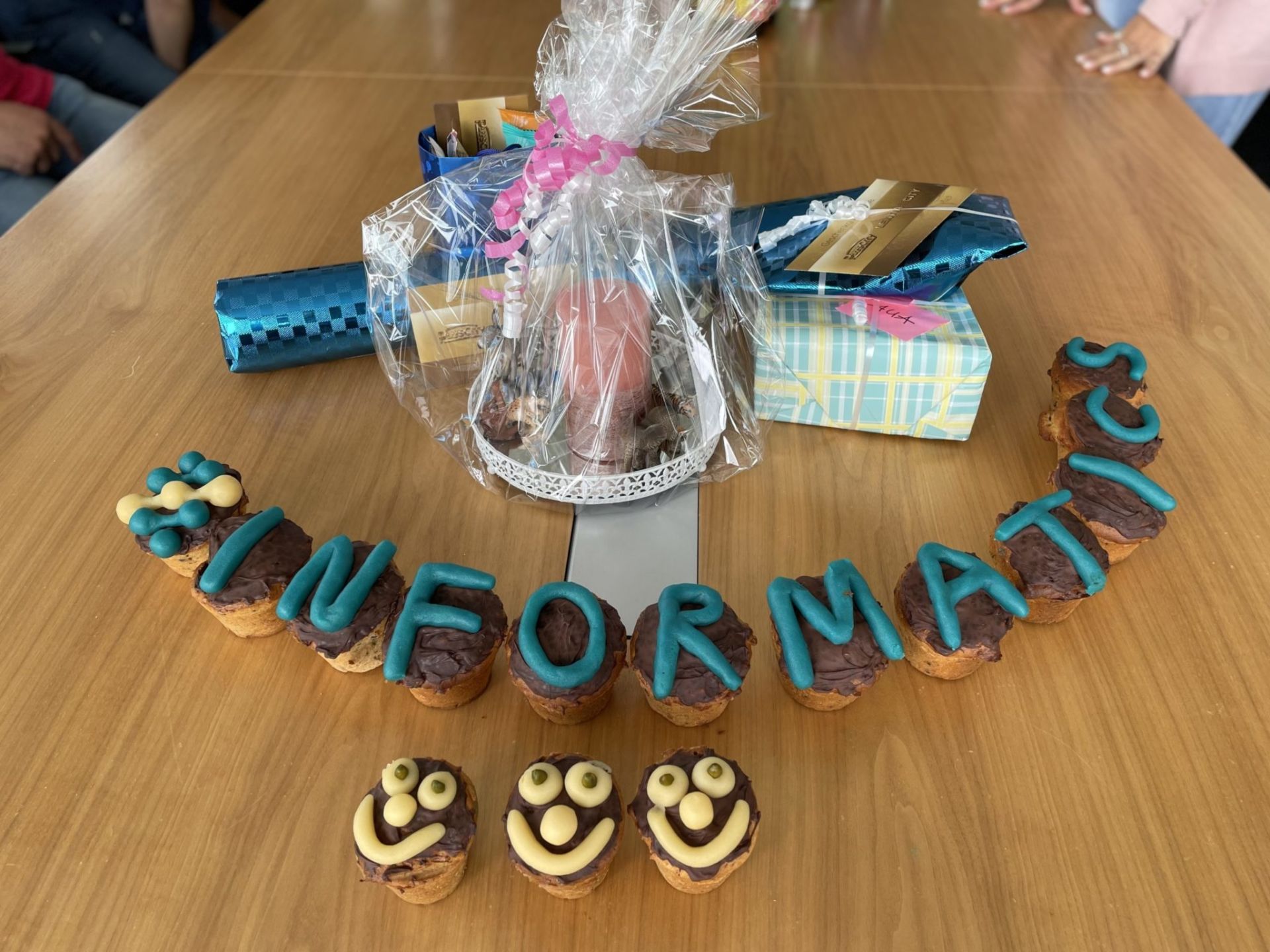 Selbstgemachte INFORMATICS Muffins bei unseren Geburtstags- und Einstandsfeiern